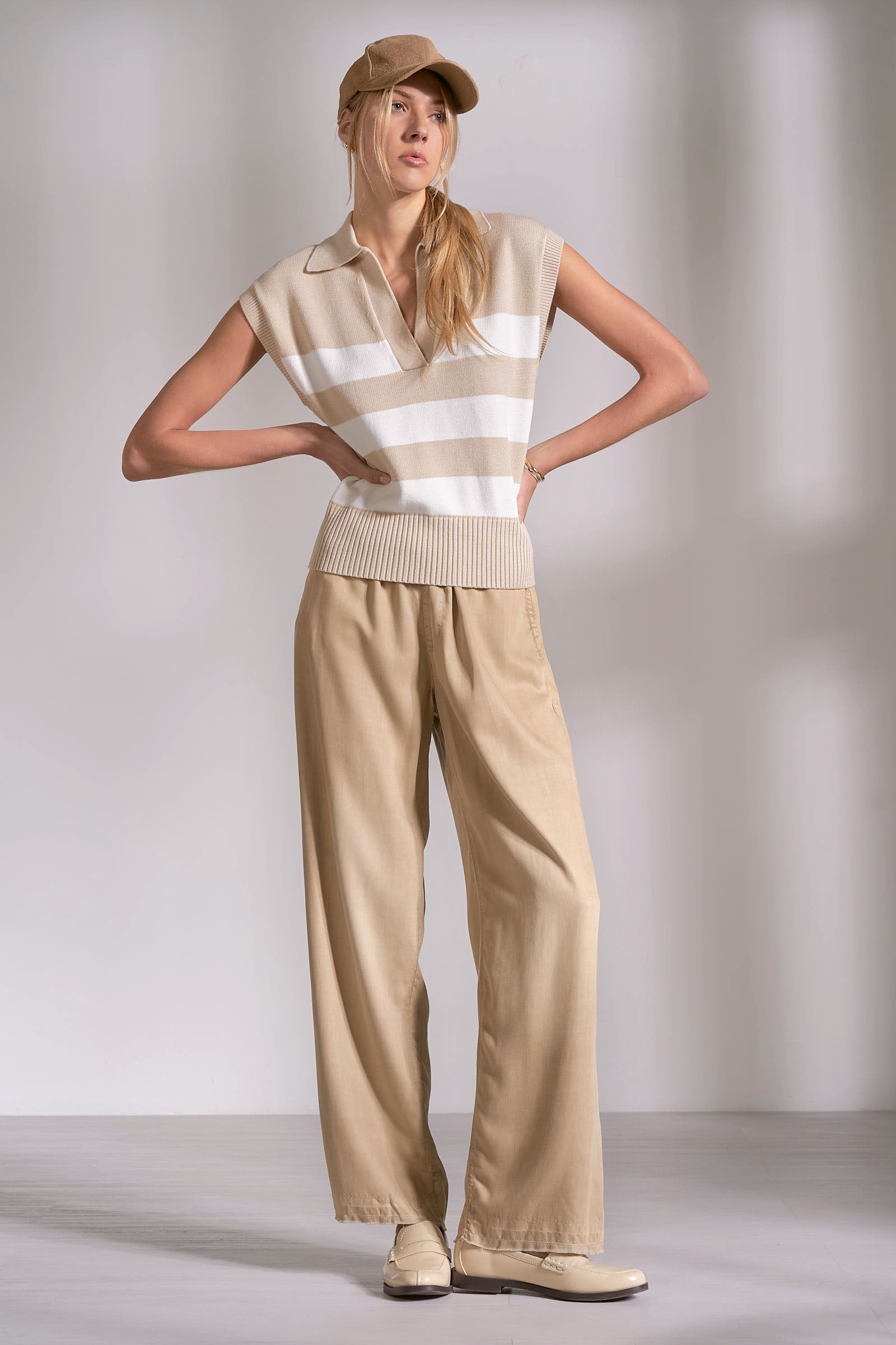 ‌Beige White Crisp Collar Pullover