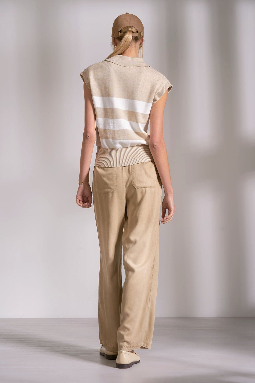 ‌Beige White Crisp Collar Pullover